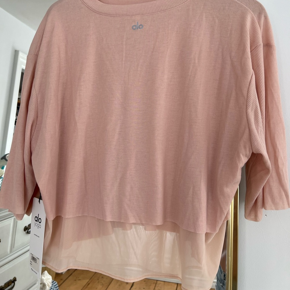 NWT Alo Yoga T-Shirt size Medium in Nectar - Picture 3 of 12